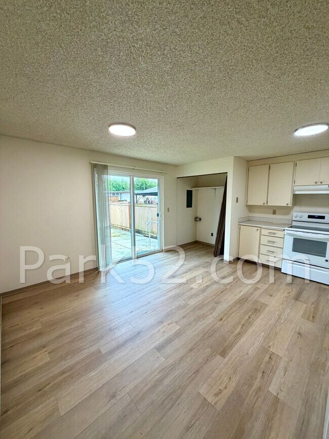 Building Photo - Downtown Puyallup 2 Bedroom Apartment