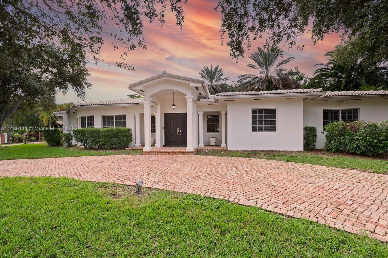 Primary Photo - 505 Luenga Ave
