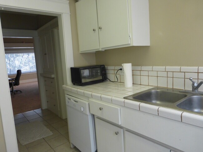 Kitchen - 6 Esperanza Ave