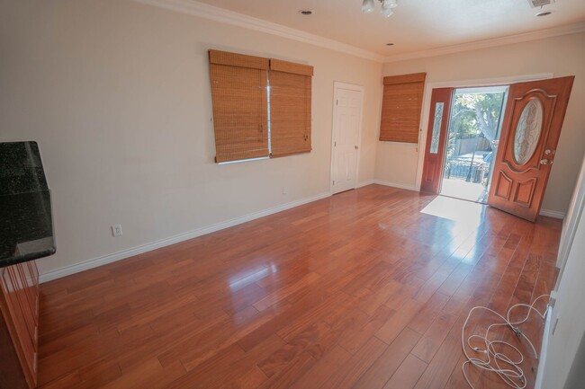 Foto del edificio - Double Primary Bedroom Home in Los Feliz.