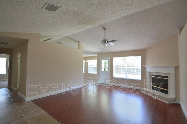Building Photo - 30 Lancelot Dr