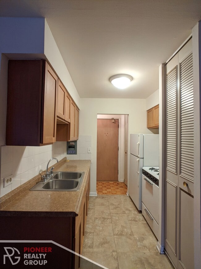 Building Photo - 510 W Briar Pl