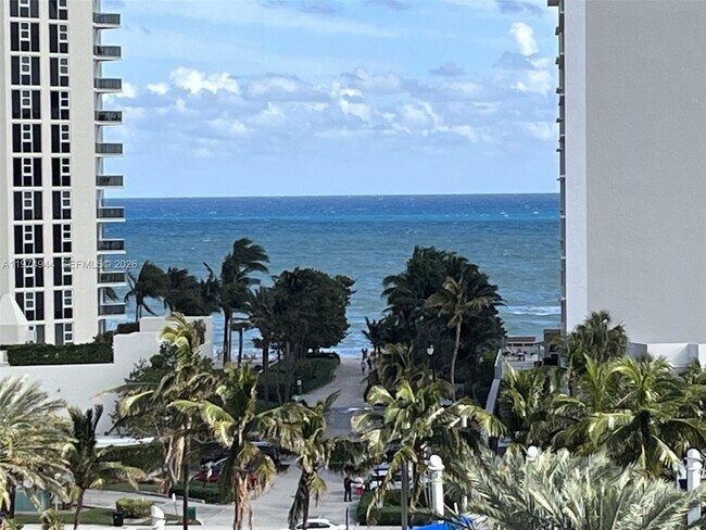 Foto del edificio - 19370 Collins Ave