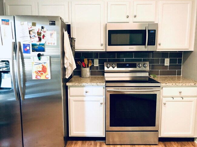 Foto del edificio - Room in Townhome on Summergrove Ct