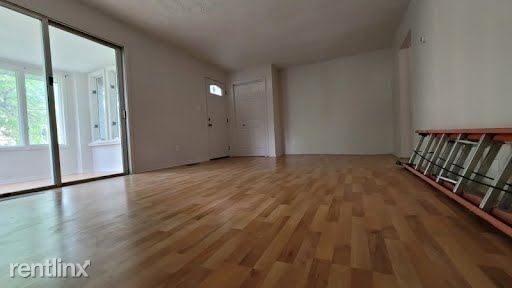 Building Photo - 2 br, 1 bath Triplex - 124 Russell Avenue 1