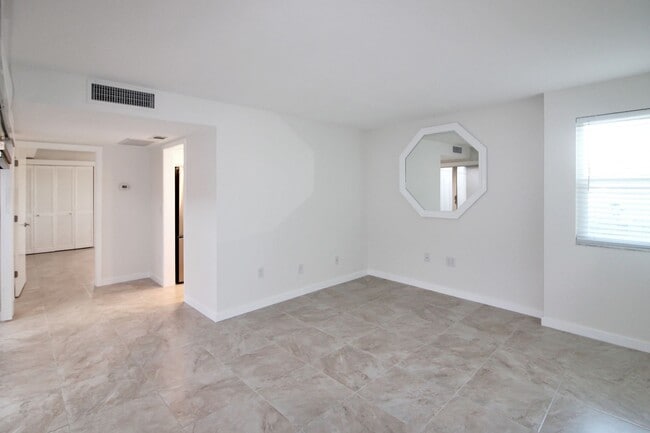 Building Photo - Annual Beachfront Condo at Venice Sands