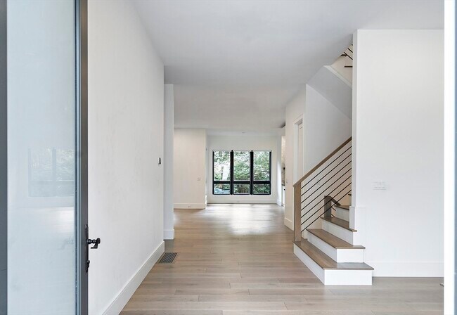 Building Photo - 55 Rosalie Rd