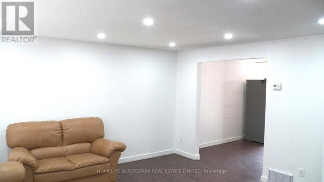 Building Photo - 4-513 PARKVIEW Crescent