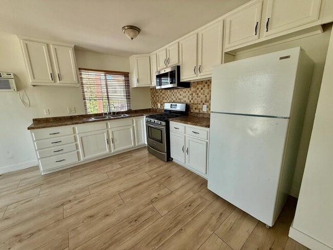 Building Photo - 1 bedroom in NORTH HOLLYWOOD CA 91605