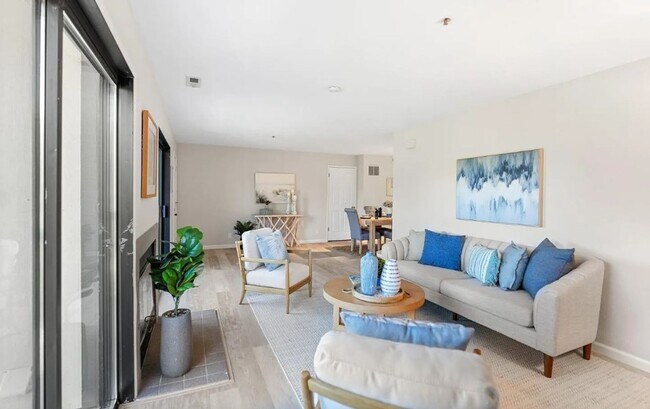 Building Photo - Beautiful 2Bd/2Ba Townhouse in Gated Commu...