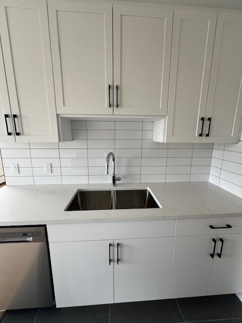 Photo du bâtiment - Newly Renovated, Bright Top Floor in Willingdon Heights