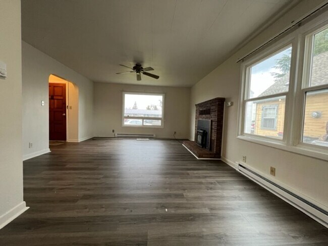 Foto del edificio - Charming three bedroom/one bath Medford Home | Available Now!