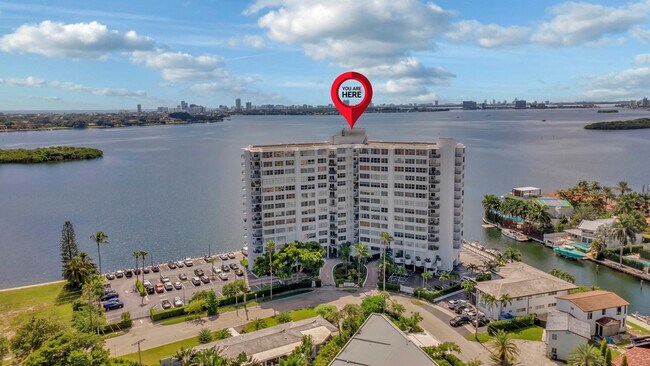 Foto del edificio - 11930 N Bayshore Dr