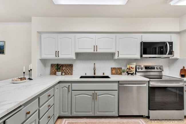 Building Photo - 2600 Torrey Pines Rd