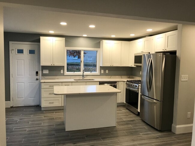 Building Photo - Renovated single-family home for rent in a highly convenient Braintree location!