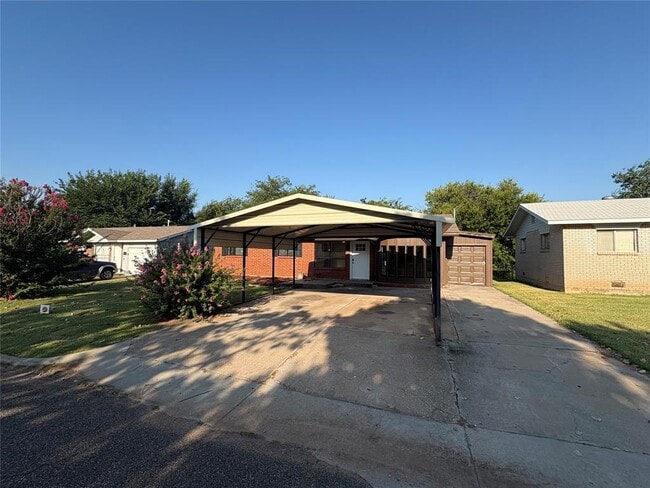 Building Photo - 2605 Queensbury Rd