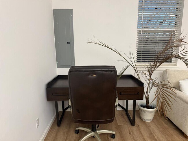 Foto del edificio - 573 S Fretz Ave