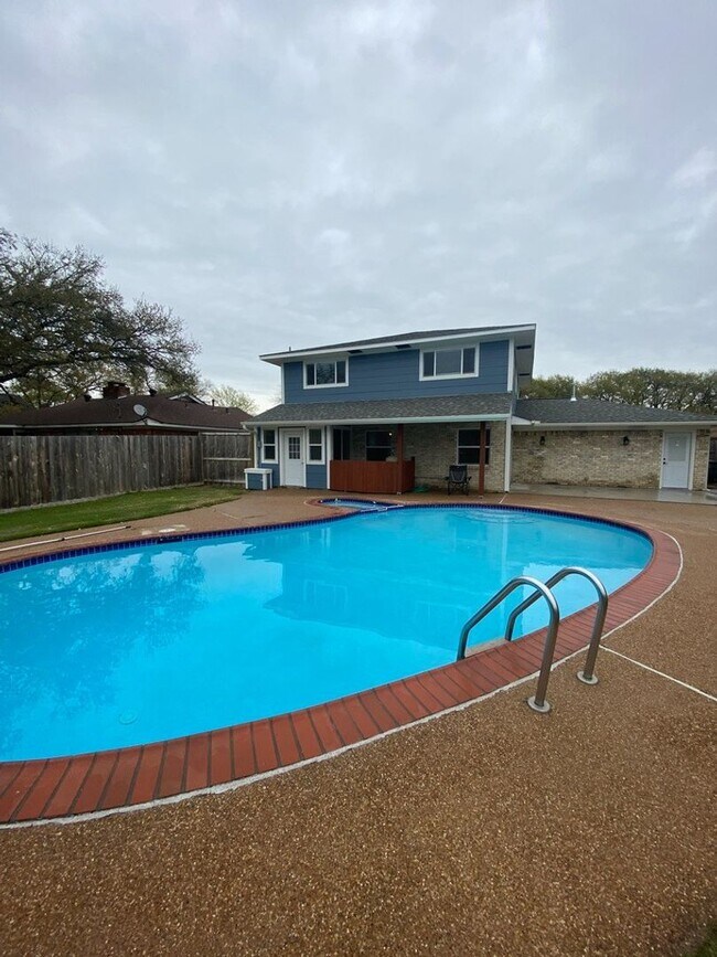 Building Photo - Gorgeous 4 bedroom with pool