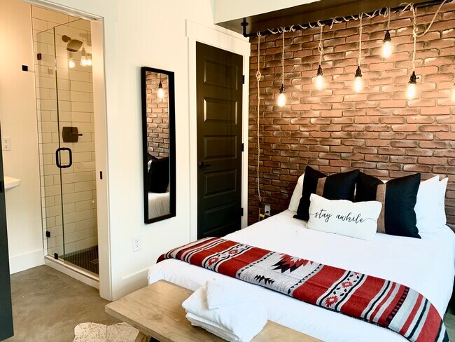Foto del edificio - 1027 E Trinity Ln