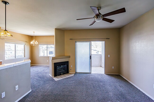 Building Photo - Upstairs condo in gated community