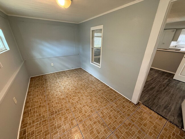 Building Photo - 2/1 St Pete Move In Ready