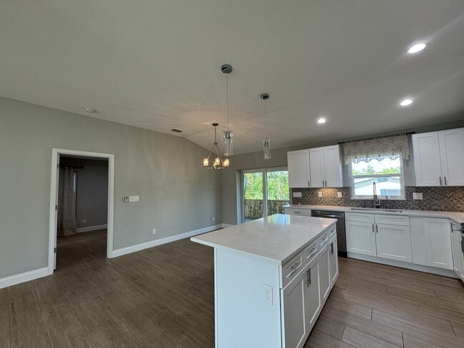Building Photo - 4310 Zenith Rd