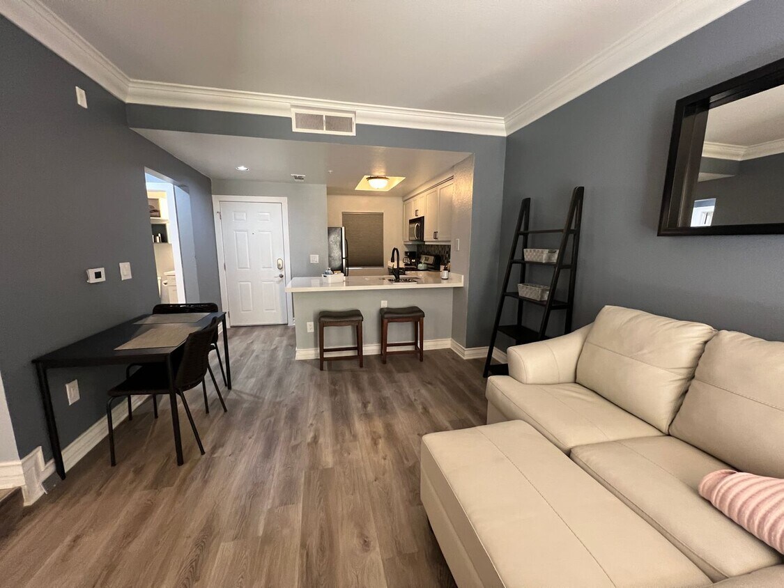 Foto principal - Meridian Fully Furnished Studio Condo - Re...