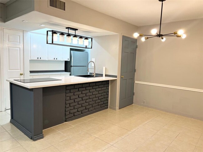 Building Photo - 2121 Fountain View Dr