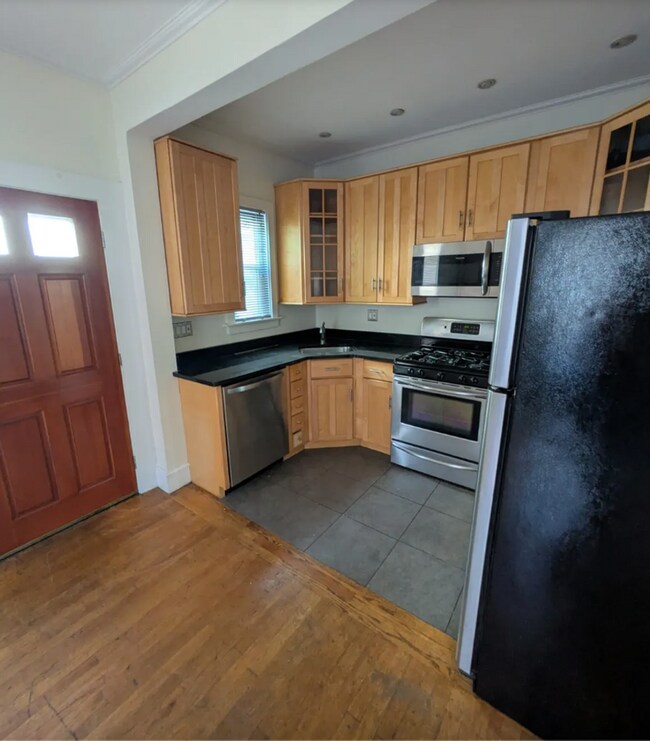 Building Photo - Brighton 3bed/ 1.5 Bath Near B Line