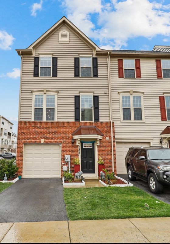 Building Photo - 5825 Rochefort St