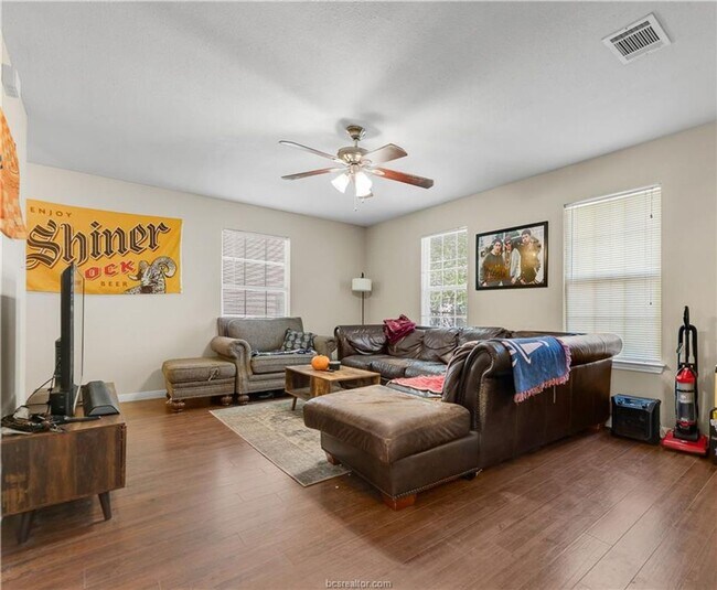 Foto del edificio - LOCATION!! LOCATION!! Walking Distance to ...