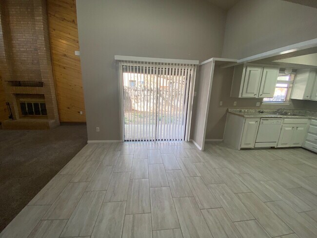Foto del edificio - Newly Updated 2 Story Duplex