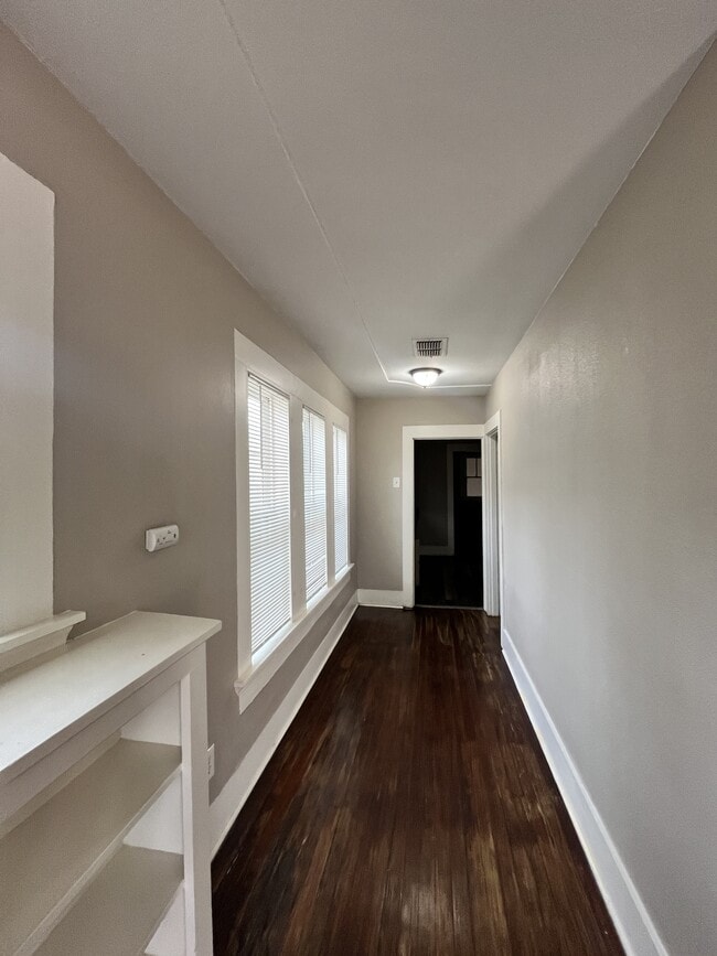 Building Photo - 916 N Austin St