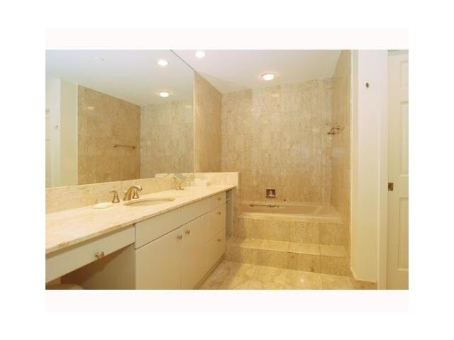 Building Photo - 19236 Fisher Island Dr