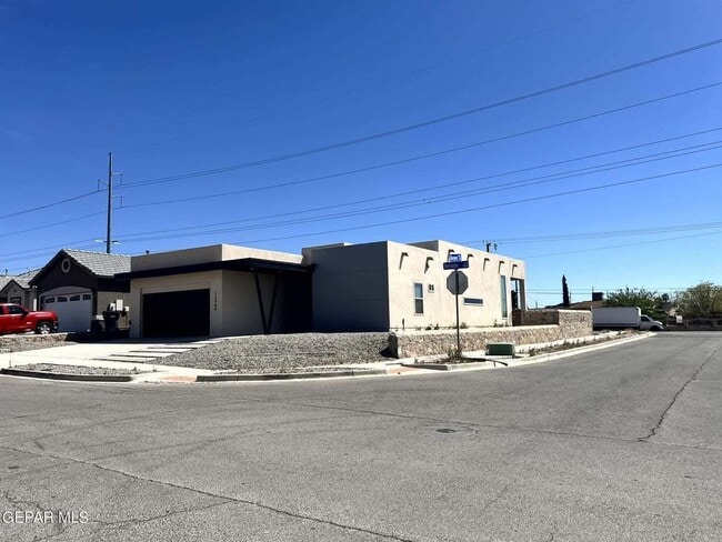 Building Photo - Open floor plan. 4 Bedrooms, 2.5 baths, 2 ...