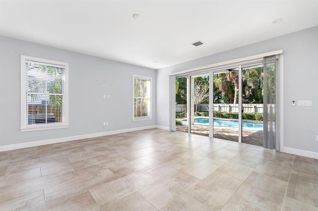Building Photo - 1031 NE 13th Ave
