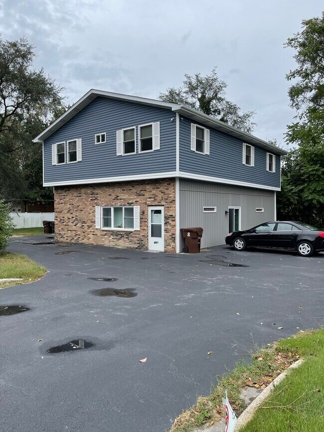 2515 E Cass St Unit 2B, Joliet, IL 60432 Condo for Rent in Joliet, IL