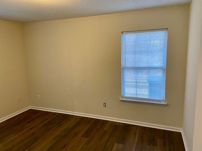 Building Photo - 13804 Circle Dr