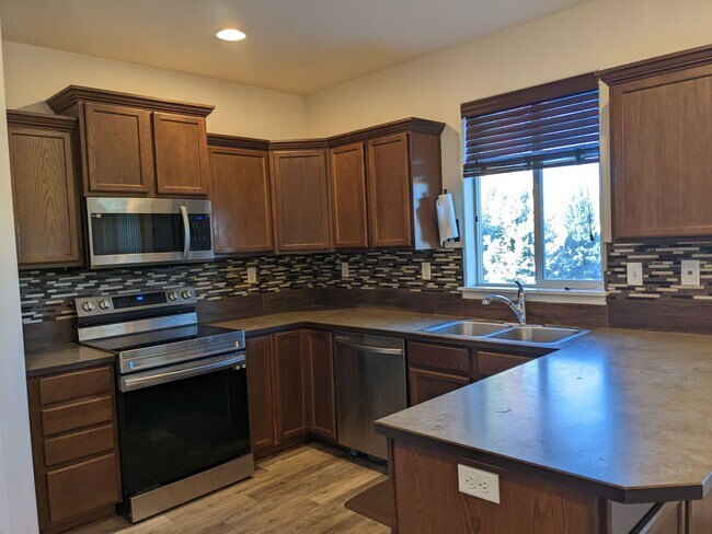 Building Photo - 62851 NE Kinley Ln