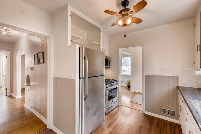 Foto del edificio - Charming Main Floor Apartment with Private One-Car Garage