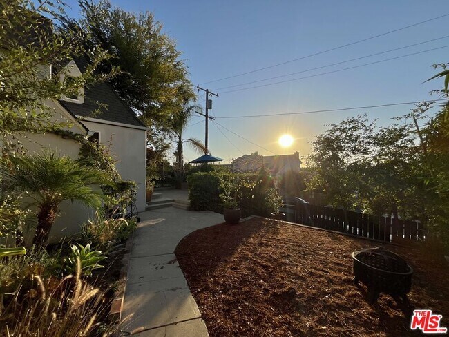 Building Photo - 1026 Coronado Terrace