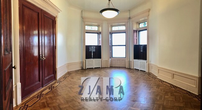Foto del edificio - 988 Park Pl
