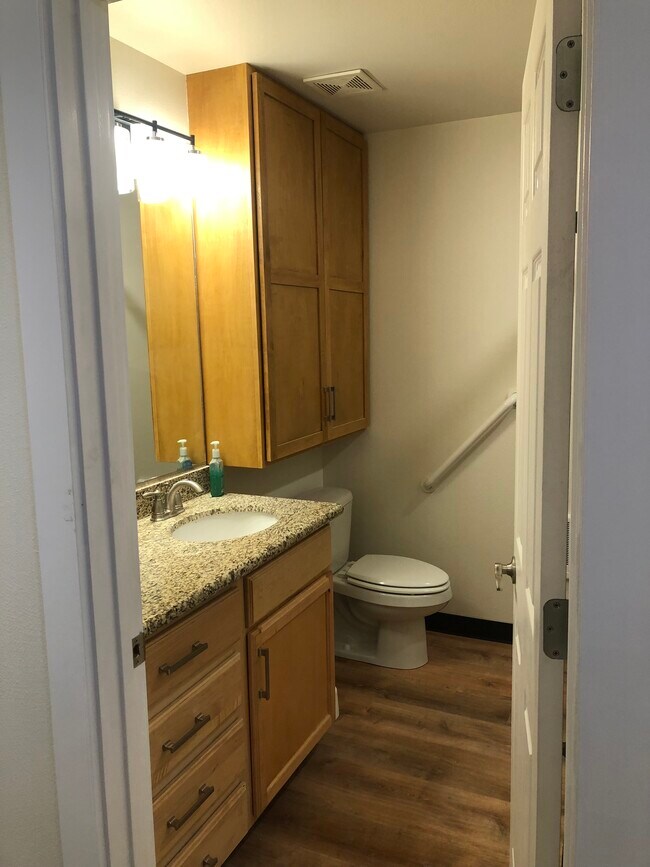 Baño con espacio de almacenamiento - 1612 S Cochran St