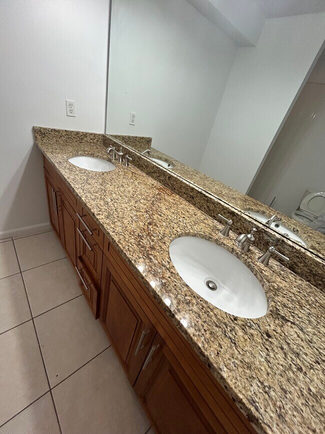 Foto del edificio - 13715 Richmond Park Dr N