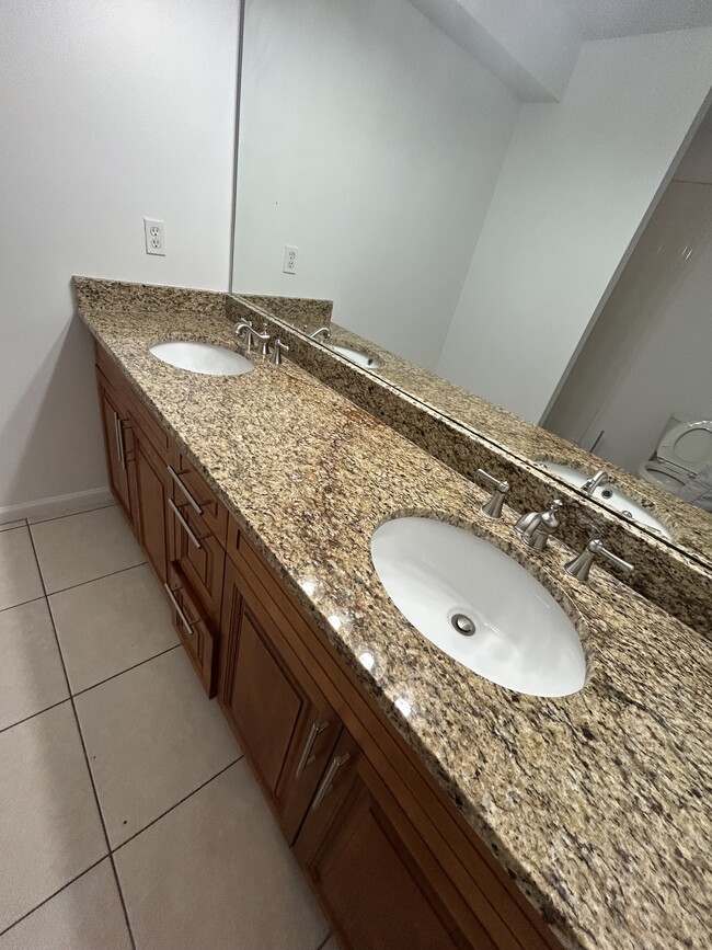 Building Photo - 13715 Richmond Park Dr N