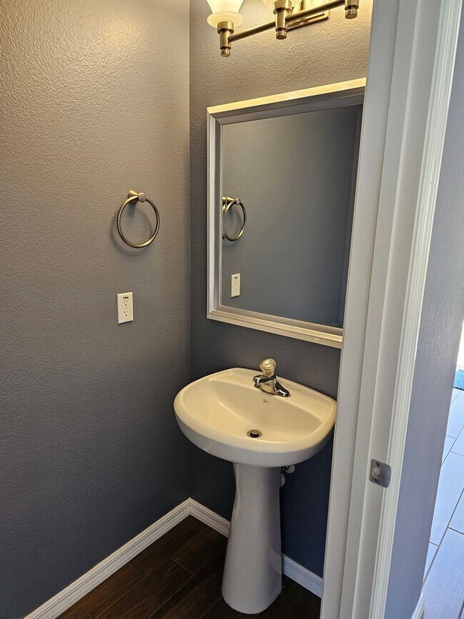 Building Photo - Beautiful 4 bed 2.5 bath home in Sanford F...