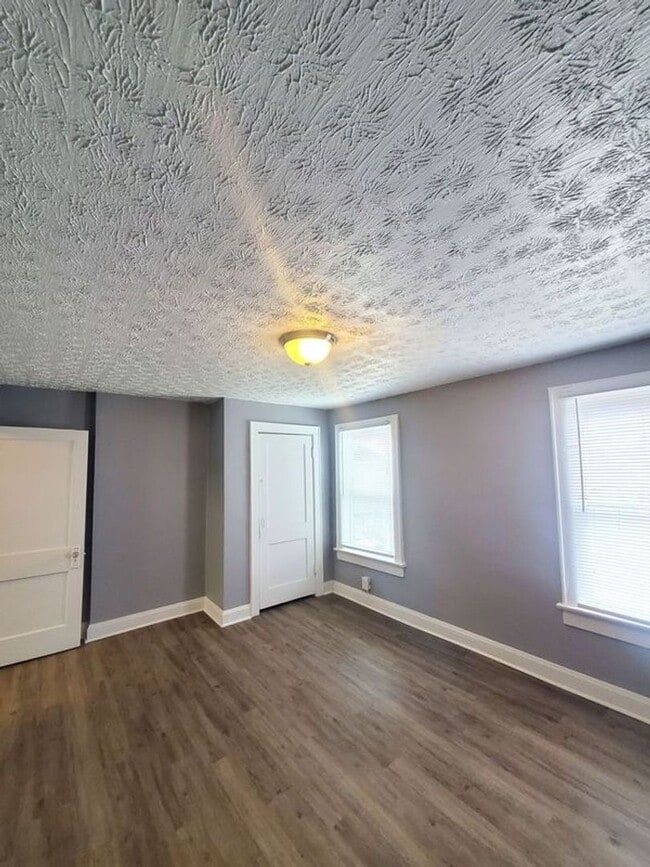 Building Photo - 36-40 S OAKLEY AVE