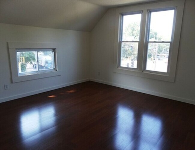 Building Photo - 1000 18th Ave SE