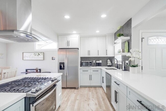 Foto del edificio - BEAUTIFULLY MAINTAINED AND UPDATED HOME W/...