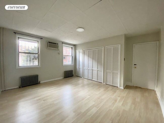 Building Photo - 388 Graham Ave